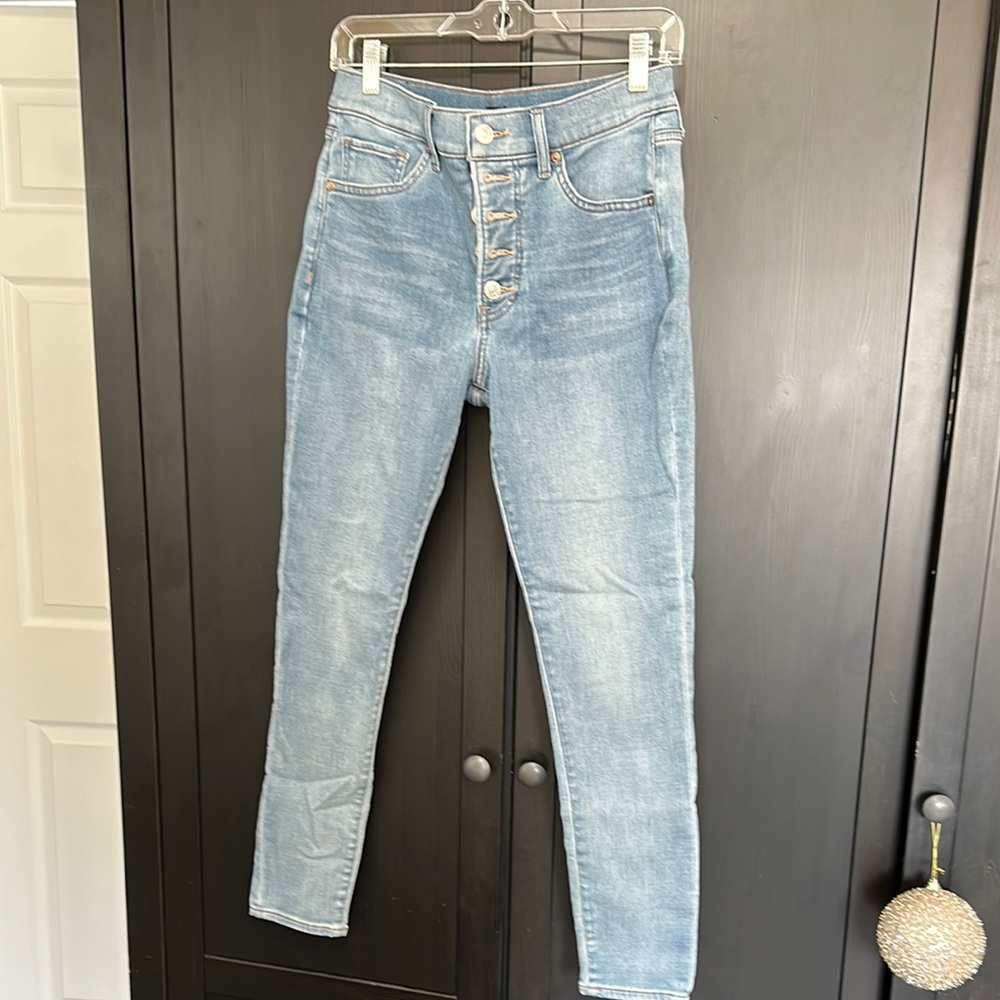 Express light blue mid rise, skinny jeans size 6 regular